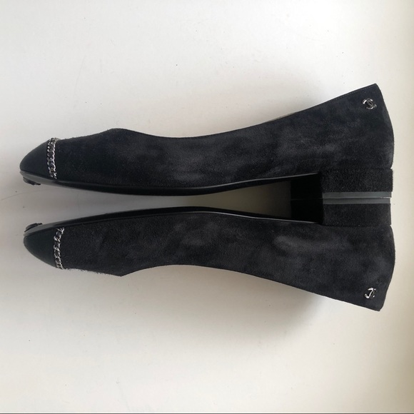 CHANEL Black Suede Grosgrain Captoe Pump with Silver Chain Detail - Picture 6 of 14